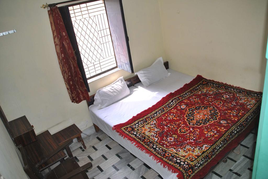 Elvis Guest House Варанаси Номер фото